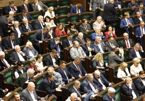 Sejm zdecydował o dwukadencyjności wójtów, burmistrzów i prezydentów miast. PSL chce…