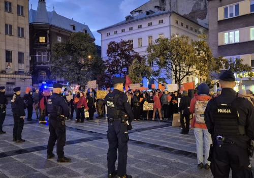 Dwie strony sporu i policyjny kordon. Gorąco na Placu Chrobrego | FILMY, ZDJĘCIA