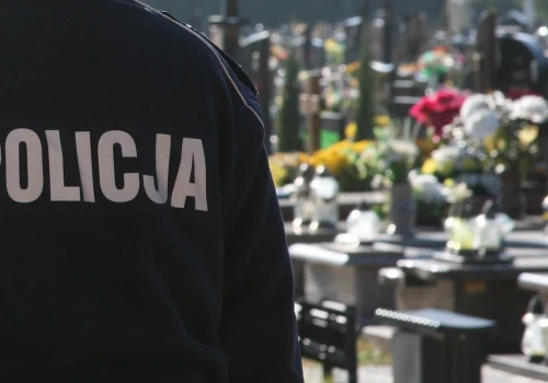 Zachowajmy ostrożność podczas prac porządkowych przy grobach bliskich. Apel policji