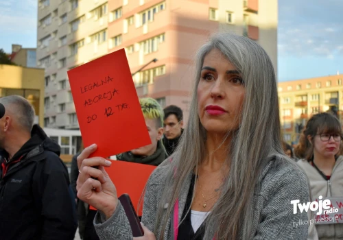 Czerwona Kartka za Aborcję. W Szczecinie przypomniano politykom, co obiecywali przed wyborami (ZDJĘCIA)