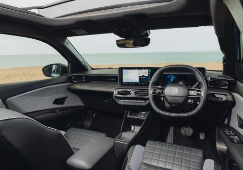 System openR w Renault 4 E-Tech najlepszy na rynku wg „What Car?”