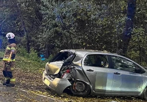 Groźny wypadek w Łącku. Dwie osoby w szpitalu, droga całkowicie zablokowana