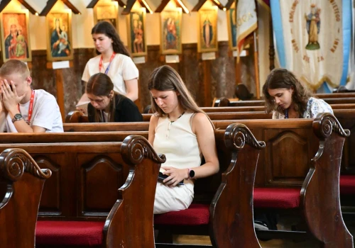 Biskupi Francji do młodzieży: naszą jedyną bronią jest ofiarna miłość