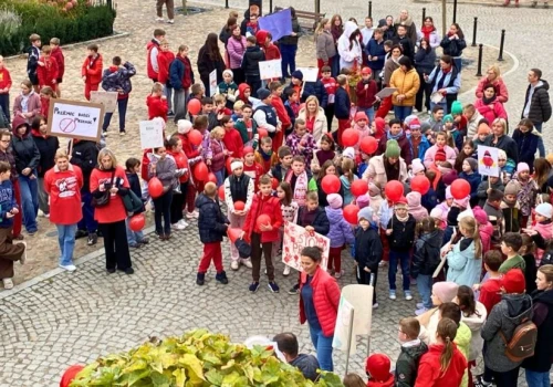 Czerwony Marsz Przeciwko Przemocy w Zakroczymiu. Uczniowie powiedzieli głośne „STOP!”
