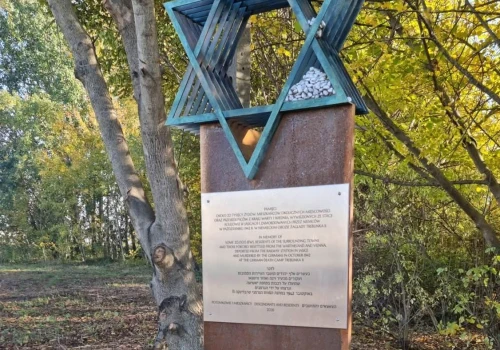 Przy stacji w Jasicach stanął pomnik ofiar, wywiezionych stamtąd do obozu w Treblince