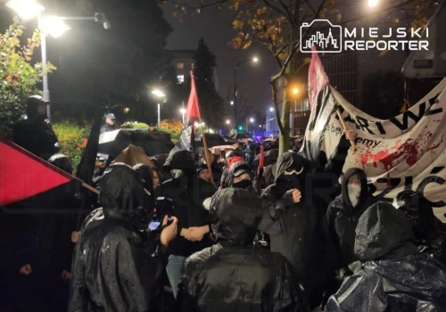 Gorąco przed Sejmem. Dwie grupy protestujących rozdzieliła policja