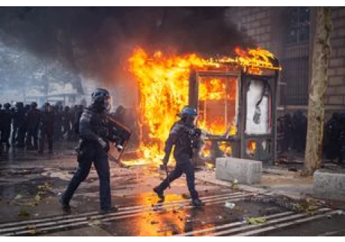 Francja próbuje opanować sytuację. Marsylia zakazuje demonstracji