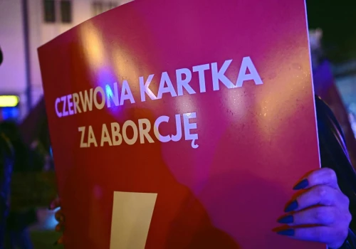 Strajki kobiet w całej Polsce. Były czerwone kartki, czarne parasole i spór o aborcję