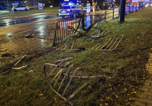 Jezdnia była mokra, on przesadził z prędkością. Auto wypadło z drogi i staranowało barierki