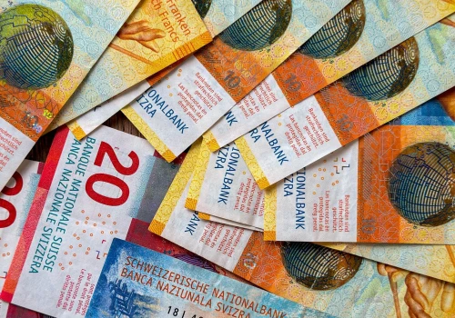 Frank znów po 4,74 zł. Inwestorzy uciekają w bezpieczne waluty, a rachunek płacą także frankowicze
