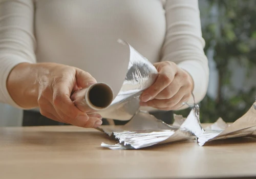 Którą stroną folii aluminiowej zawijać jedzenie? Matową czy błyszczącą?