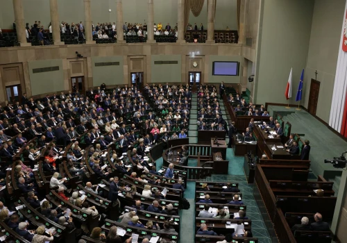 Sejm zdecydował ws. dwukadencyjności. Protesty kobiet: Czerwona kartka za aborcję