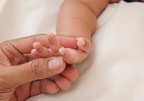 RSV i zapalenie oskrzelików u niemowlęcia. Jak pomóc w domu i kiedy dzwonić na 112