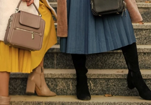 Szukasz idealnej spódnicy na jesień? Ten modny krój pasuje do botków