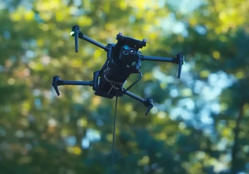 Dron na kablu. Może latać godzinami
