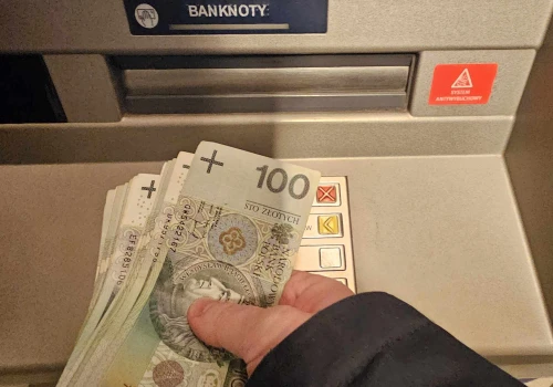 Cała Europa rusza do bankomatów. Banki, rządy i politycy apelują by wyciągać pieniądze