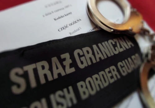 Deportowany z Wielkiej Brytanii Polak zatrzymany na lotnisku. Był poszukiwany za kradzież