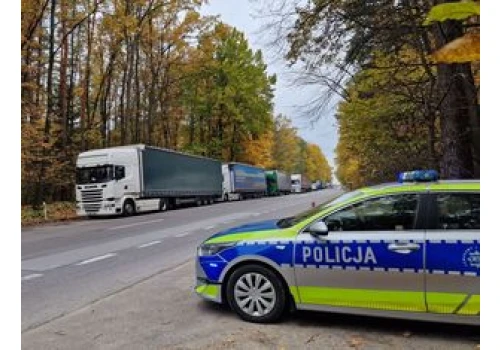 Tomaszów Lubelski: Kolejka ciężarówek przed Hrebennem. Policjanci przez całą dobę czuwają na DK17