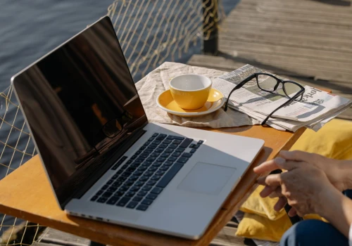 Pracownik chce „podrasować” długi weekend 11 listopada. Lewe L4 może kosztować cały zasiłek, a laptop na wyjeździe nawet pracę