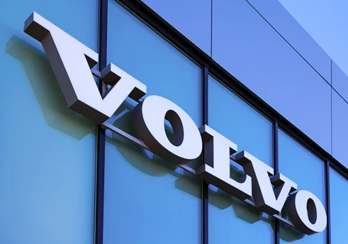 Dwa Volvo, dwa różne kwartały. Volvo Cars tnie etaty, ciężarówki Volvo zarabiają więcej