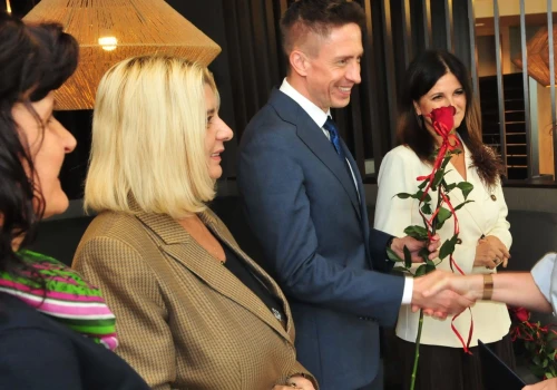 Ochłapy dla nauczycieli, miliony dla urzędników. Nagrody dla pedagogów wg stawek z… 2009 roku