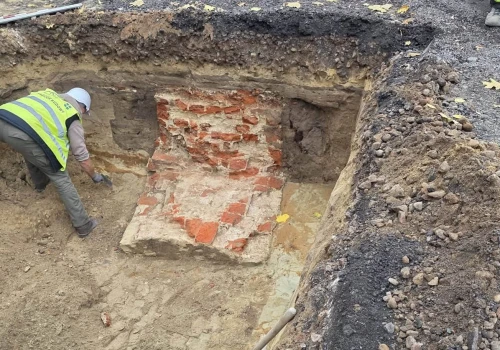 Zabytkowy mur odkryty w Lubartowie. Archeolodzy badają znalezisko przy ul. Słowackiego