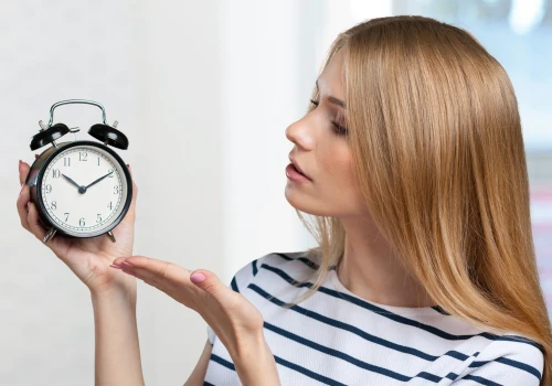 Zmiana czasu na zimowy już w ten weekend. Podpowiadamy, jak przetrwać ją bez stresu