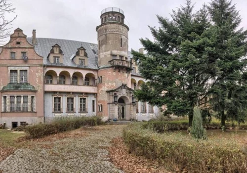 Kiedyś PGR, potem ruina, teraz wielki remont. 