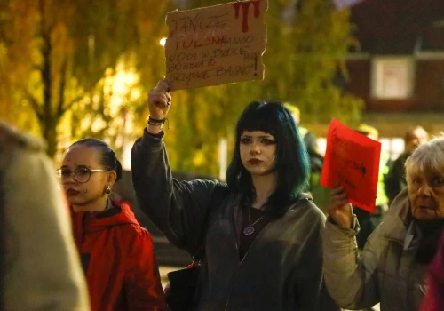 Czerwone kartki pod pomnikiem Konopnickiej. W Kaliszu protestowano w sprawie aborcji