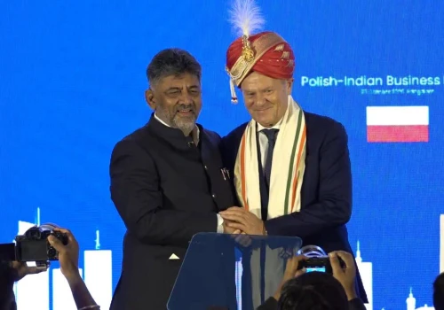 Donald Tusk w turbanie. Nietypowy prezent dla szefa polskiego rządu