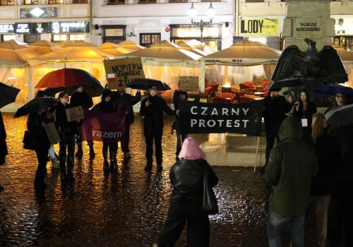 „Czerwona kartka za aborcję” na Rynku w Rzeszowie. Protestujący spotkali przeciwników aborcji