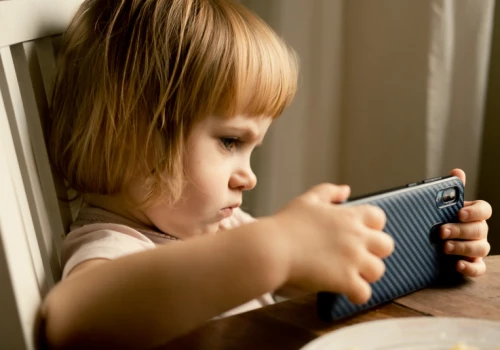 Już co dziesiąte niemowlę przed ekranem. Psycholog: dając telefon na płacz, uczymy, że krzyk działa