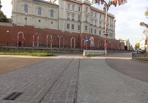 Niebezpieczna sytuacja na skrzyżowaniu 1 Maja z Zamkową. Brakuje znaku STOP