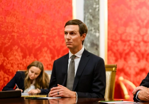 Podejrzane logowanie i setki milionów w tle. Wywiad wojskowy śledził iPhone’a Jareda Kushnera. Zięć Trumpa zaprzecza