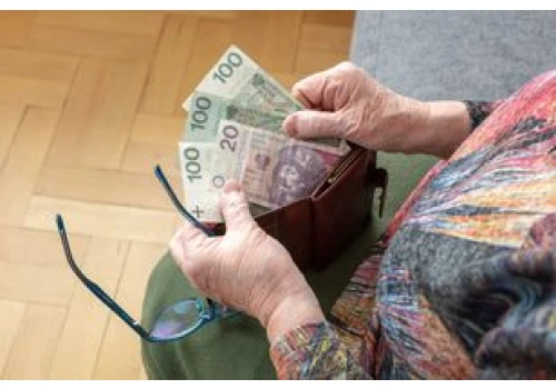 Ile emeryt potrzebuje miesięcznie? Podano konkretną kwotę