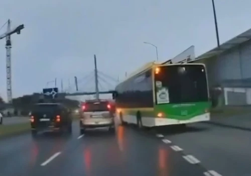 Trzeba wpuścić autobus, ale kierowca nie może się wpychać. Ten dostał mandat