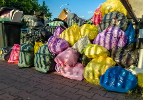Za worek ze śmieciami przed furtką kara do 5000 zł. Będzie nowy obowiązek dla właścicieli nieruchomości