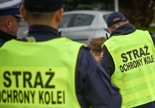 Stracił panowanie nad swoim samochodem i wjechał na nasyp kolejowy. Wydmuchał 1,4 promila!