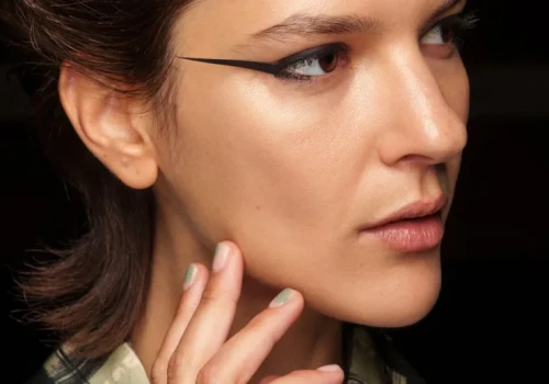 Ten błąd sprawia, że eyeliner dodaje lat. Makijażystka podpowiada, jak go uniknąć