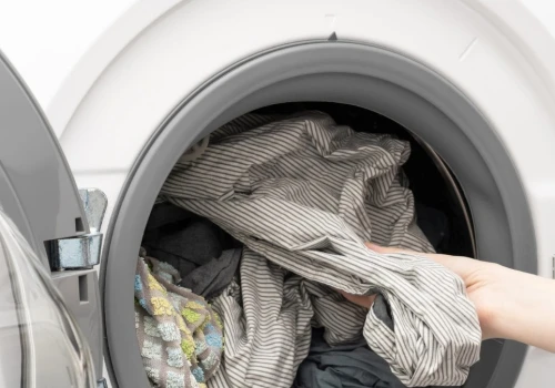Wyjmij skurczoną w praniu bluzkę i weź miskę. Ubranie odzyska kształt