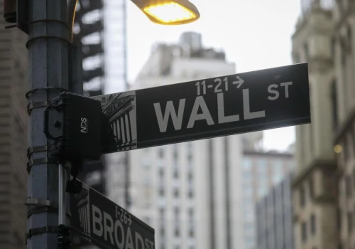 Przed sesją na Wall Street: rynek pod presją wyprzedaży spółek AI, ropa i wyniki firm w centrum uwagi