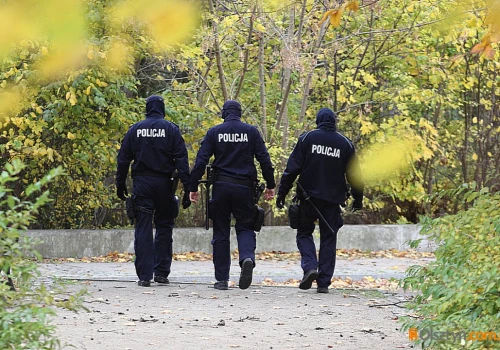 Nastolatka zgubiła aparat słuchowy. Reakcja policjanta z Olsztyna chwyta za serce