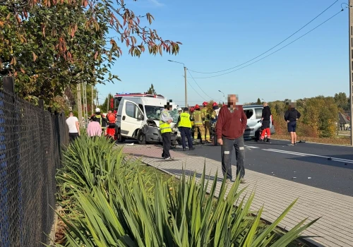 Poważny wypadek na ul. Bielskiej w Pisarzowicach. Czołowo zderzyły się bus i samochód osobowy