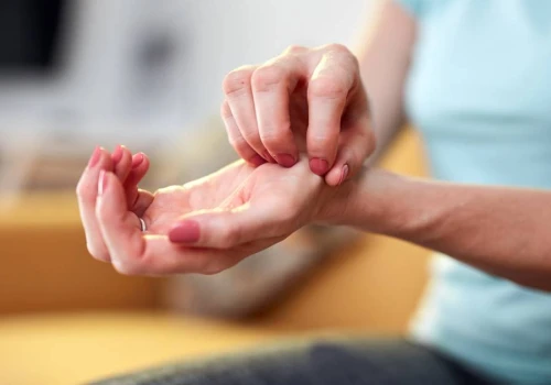 Złamała żebro po kichnięciu. Przypadek 35-latki zwraca uwagę na osteoporozę u młodych dorosłych