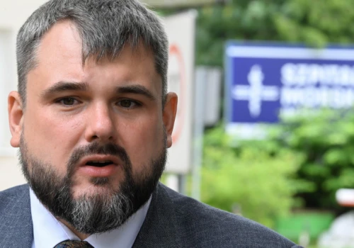 PiS o limitach zarobków lekarzy: Ustawę trzeba nazwać tragiczną. Zgoda tylko na karanie medyków