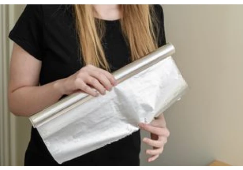 Włóż folię aluminiową za kaloryfer. Ten prosty trik pomoże ogrzać mieszkanie