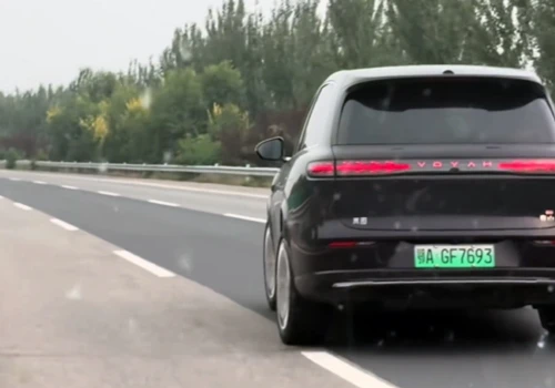 Tył chciał wyprzedzić przód w chińskim SUV-ie. Marka jest w Polsce