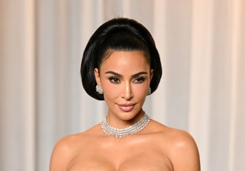 Kim Kardashian zmieniła sukienkę podczas urodzinowej kolacji. Zaskoczyła?