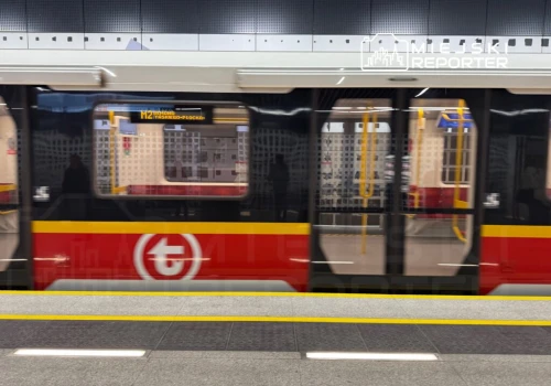 Duże utrudnienia na II linii metra w Warszawie! Pozostawiony bagaż na stacji. Pociągi kursują na skróconych trasach