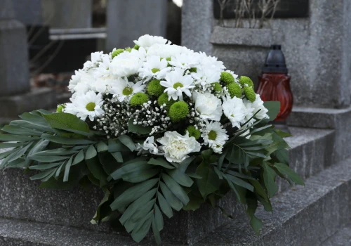 Tych kwiatów nie kupuj na Wszystkich Świętych. Na grobie szybko stracą cały urok